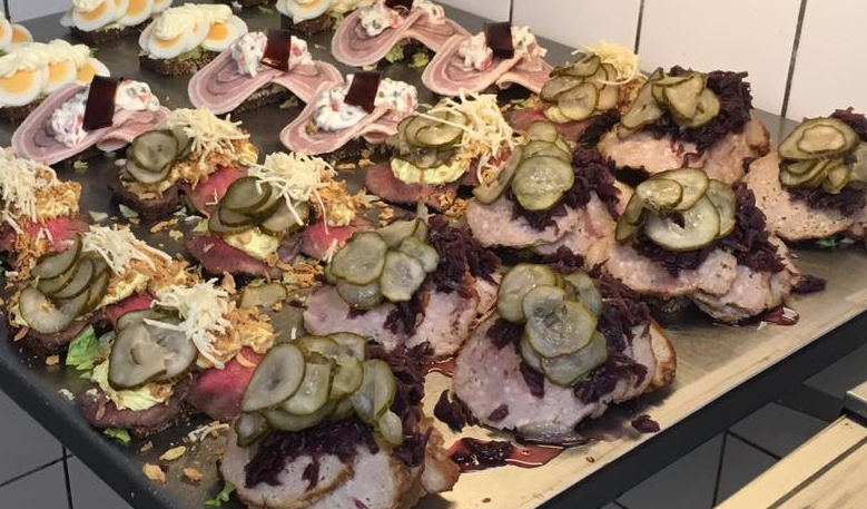 Pålægsfad med smørrebrød